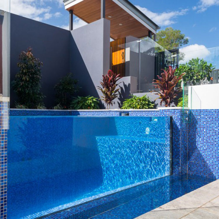 La piscina acrilica diventa gialla dopo l'uso a lungo termine?