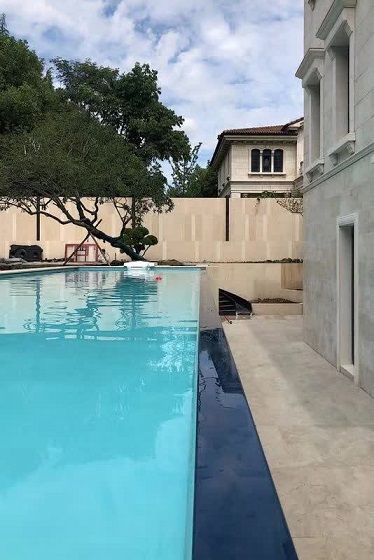 Piscina acrilica al mare all'aperto